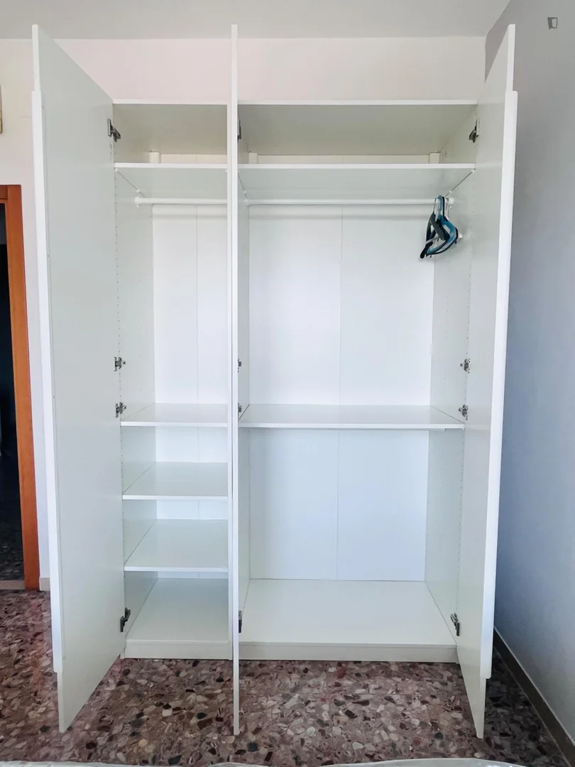 Habitación estudiantil económica cerca del campus en 