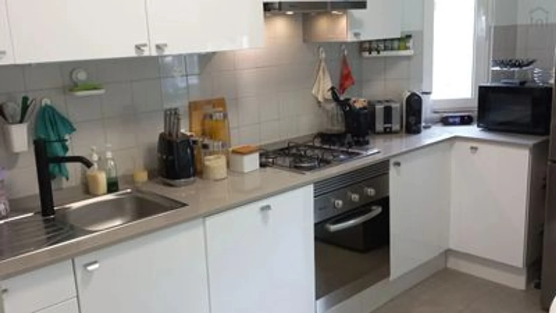 Habitación estudiantil luminosa y aireada con fácil acceso a la universidad en 