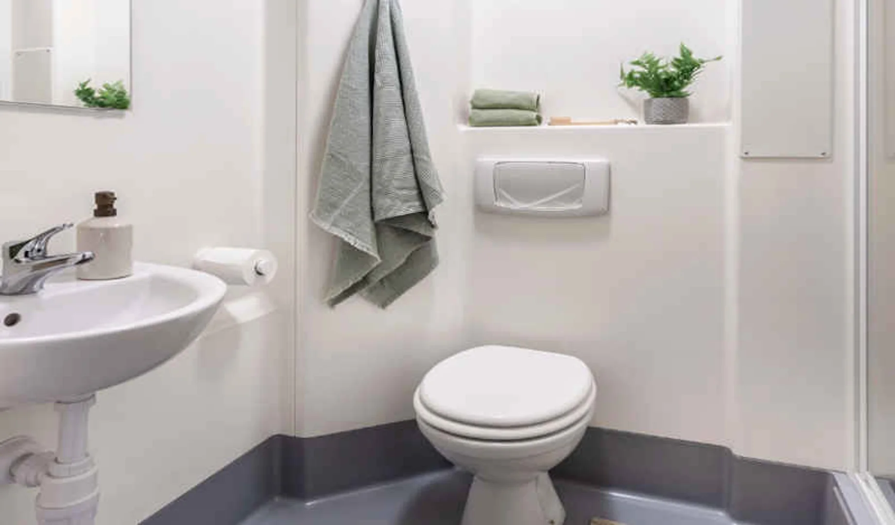 Economical student room with convenient location in 