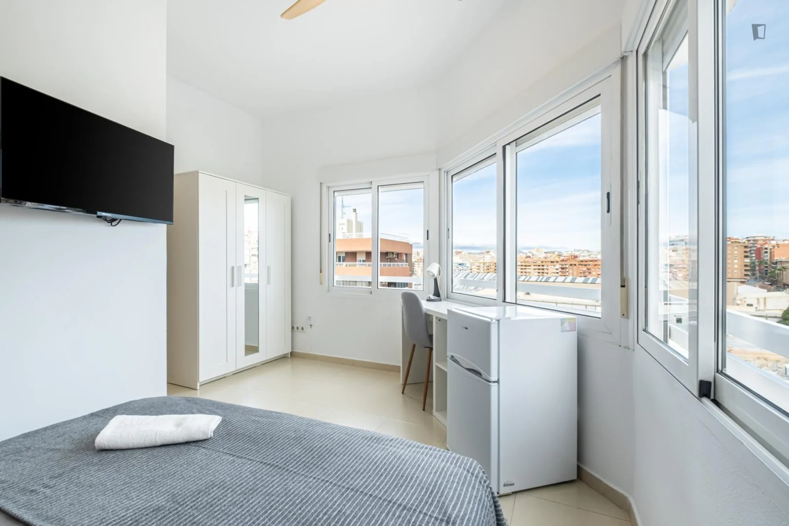 Chambre d'étudiant à avec espace d'étude et installations communes