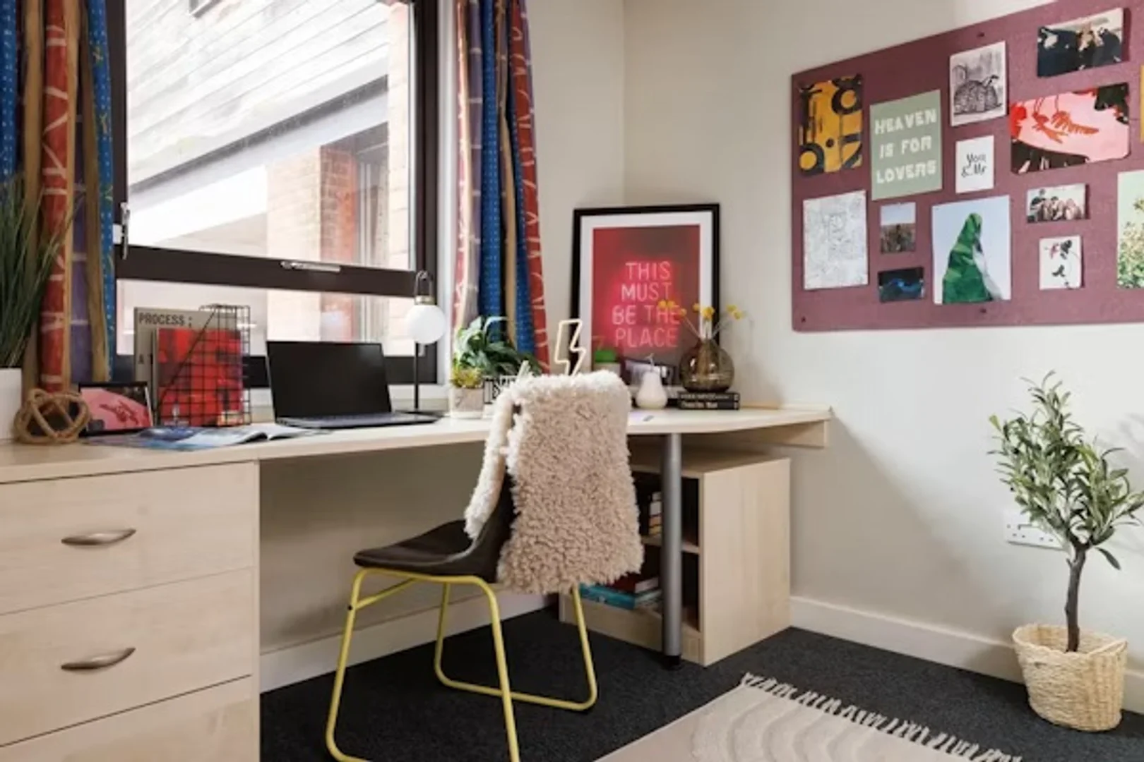 Quarto amigo do estudante em  com comodidades modernas
