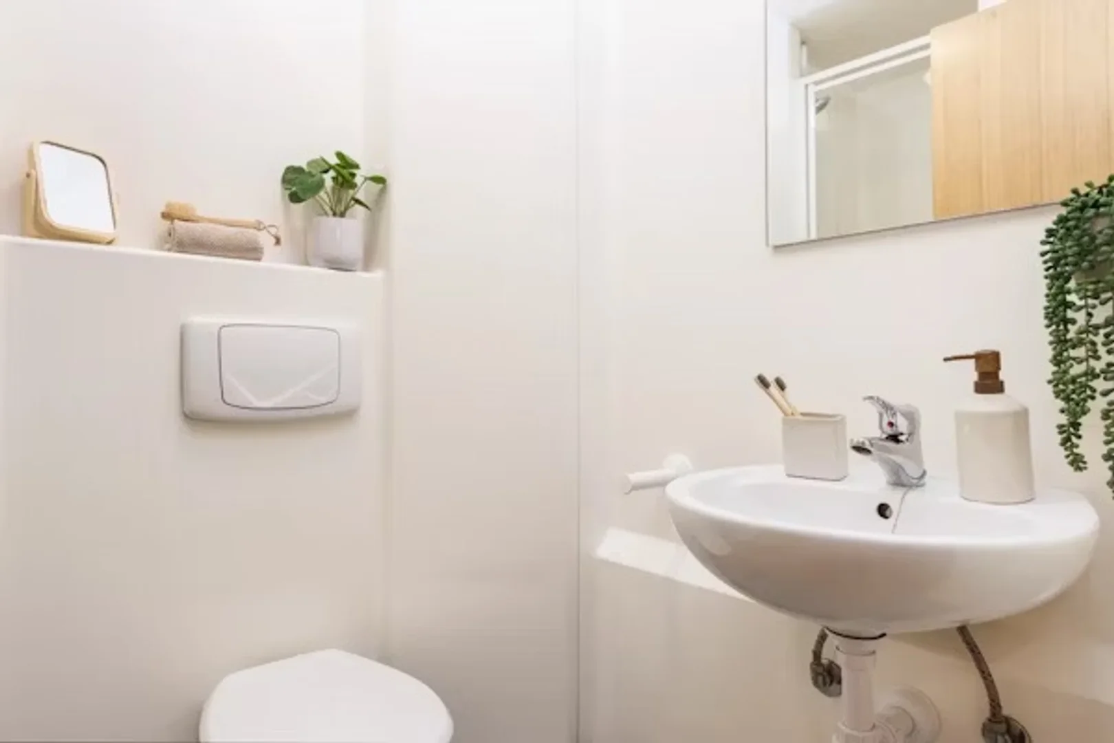 Quarto acessível para estudantes com iluminação ampla em 