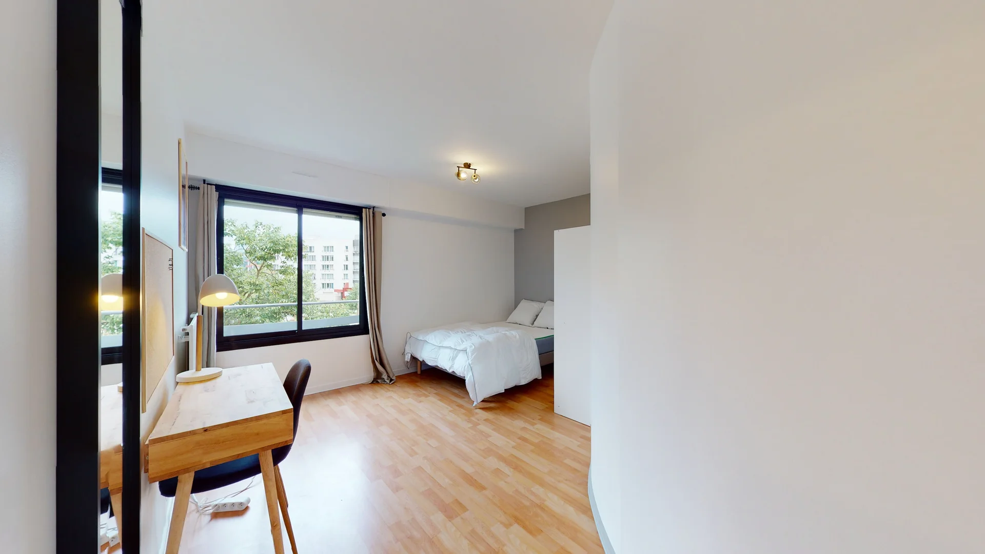 Quarto de estudante confortável e espaçoso em