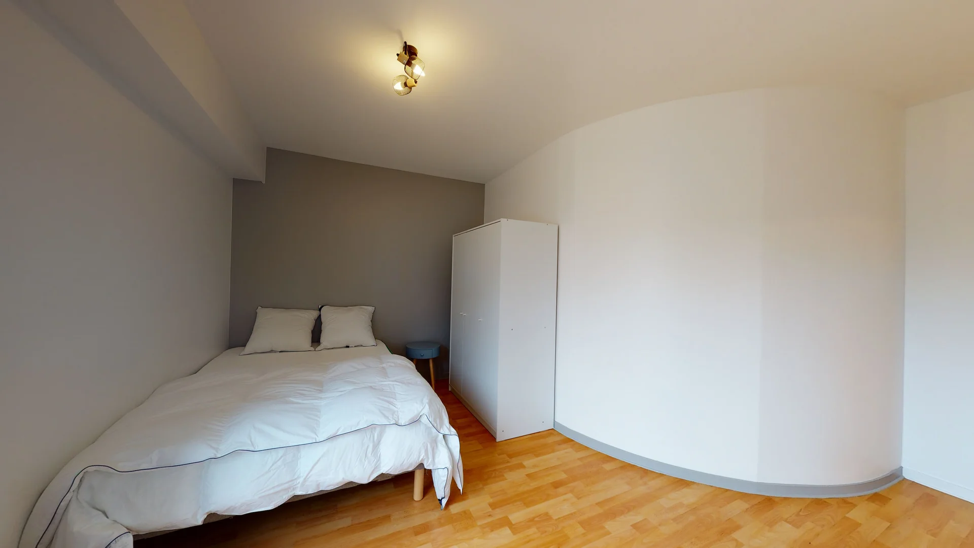 Quarto de estudante em com área de estudo e instalações partilhadas