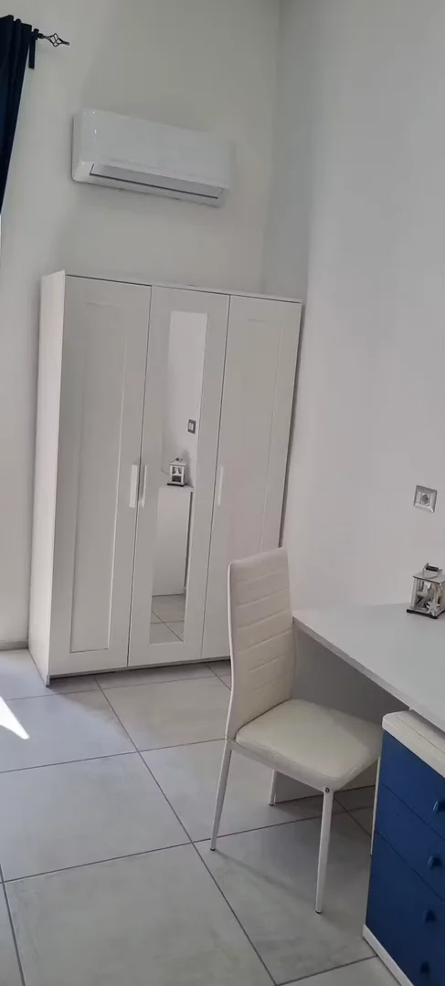 'da üniversiteye kolay erişime sahip aydınlık ve havadar öğrenci odası