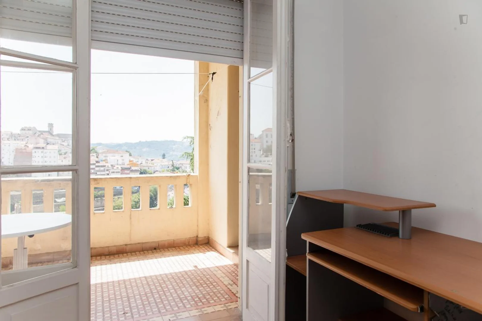 Stanza economica per studenti con ampia illuminazione in 