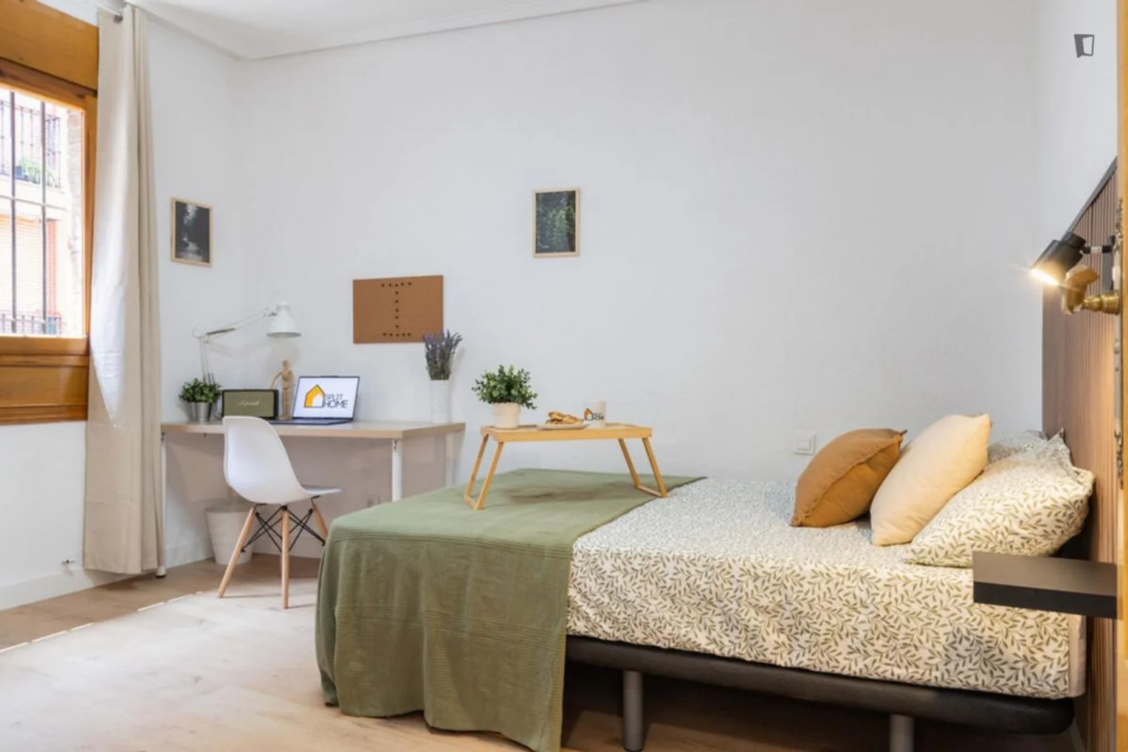 Quarto de estudante luminoso e arejado com acesso fácil à universidade em 