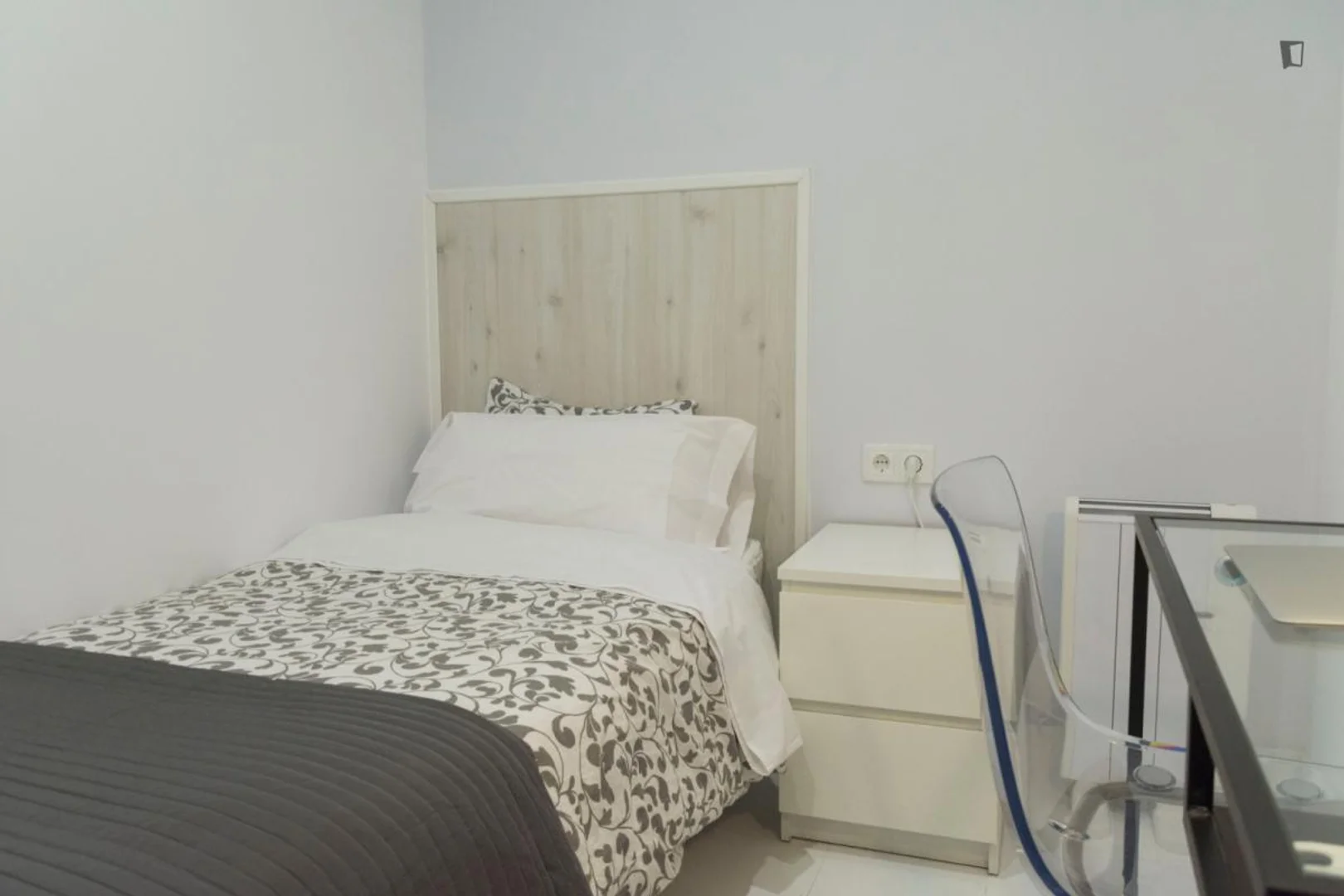 'de öğrenci dairesinde, tamamen mobilyalı kiralık oda