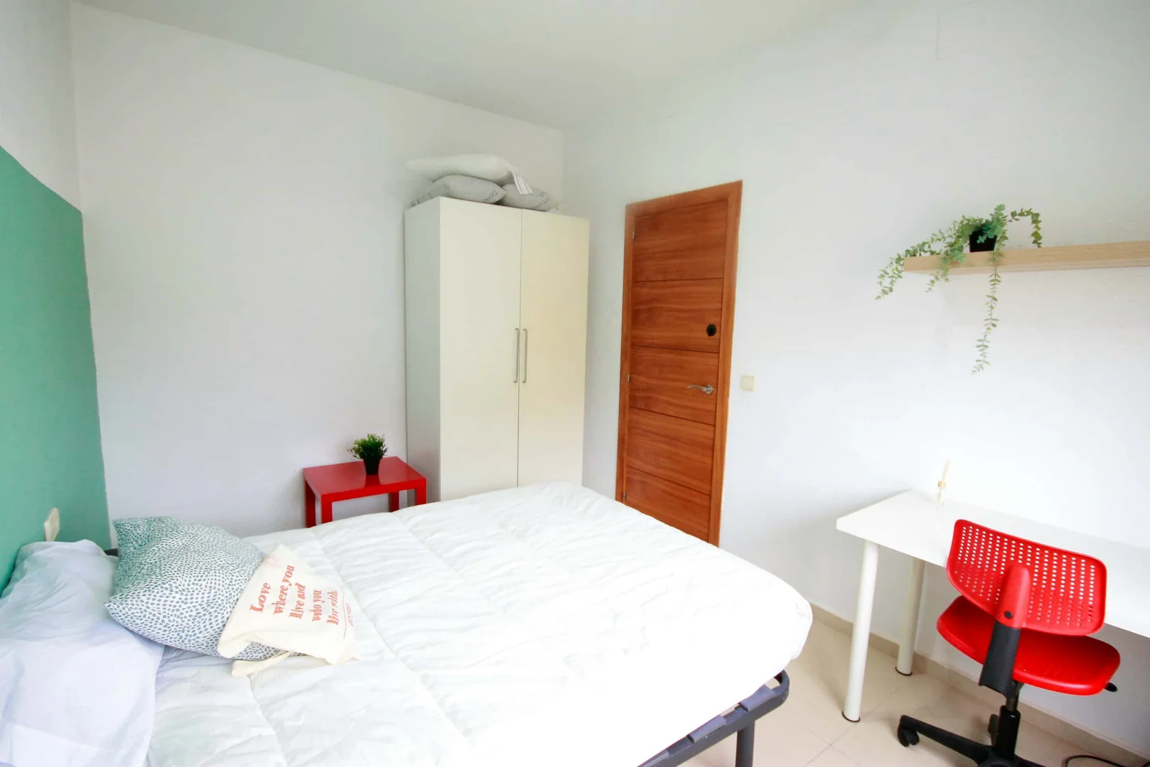 Quarto de estudante económico perto do campus em 
