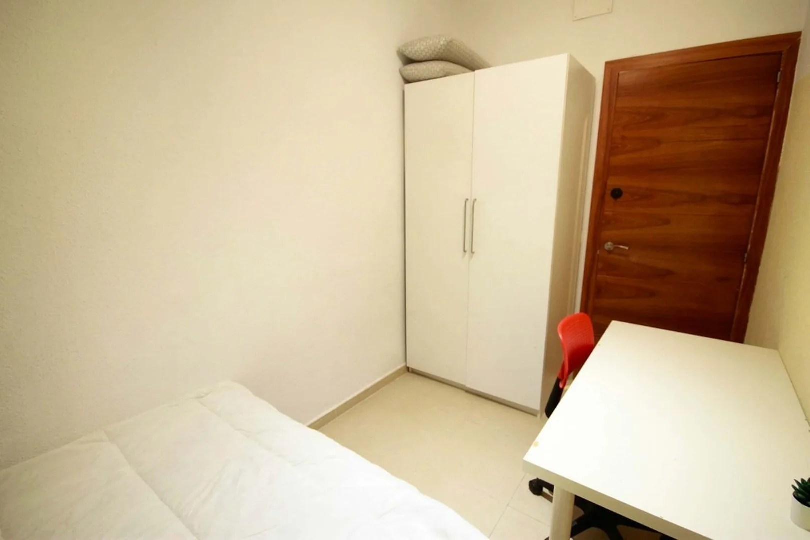 Quarto de estudante luminoso e arejado com acesso fácil à universidade em 