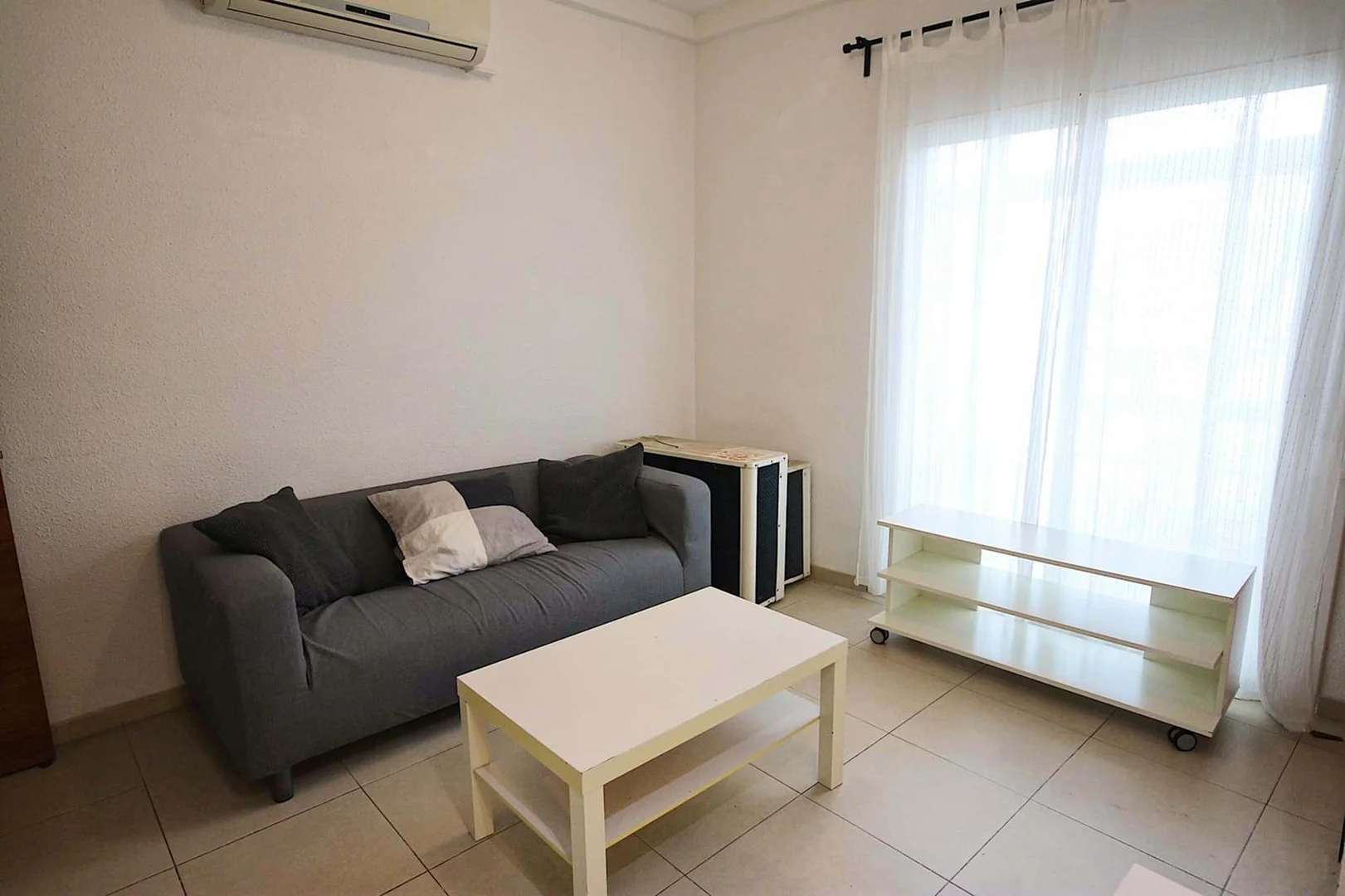 Quarto acessível para estudantes com iluminação ampla em 