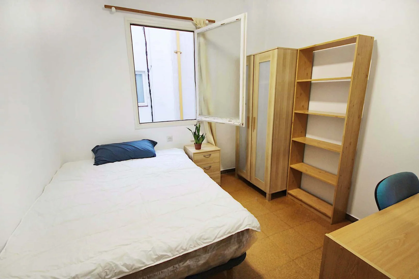 Confortevole e spaziosa stanza per studenti in 
