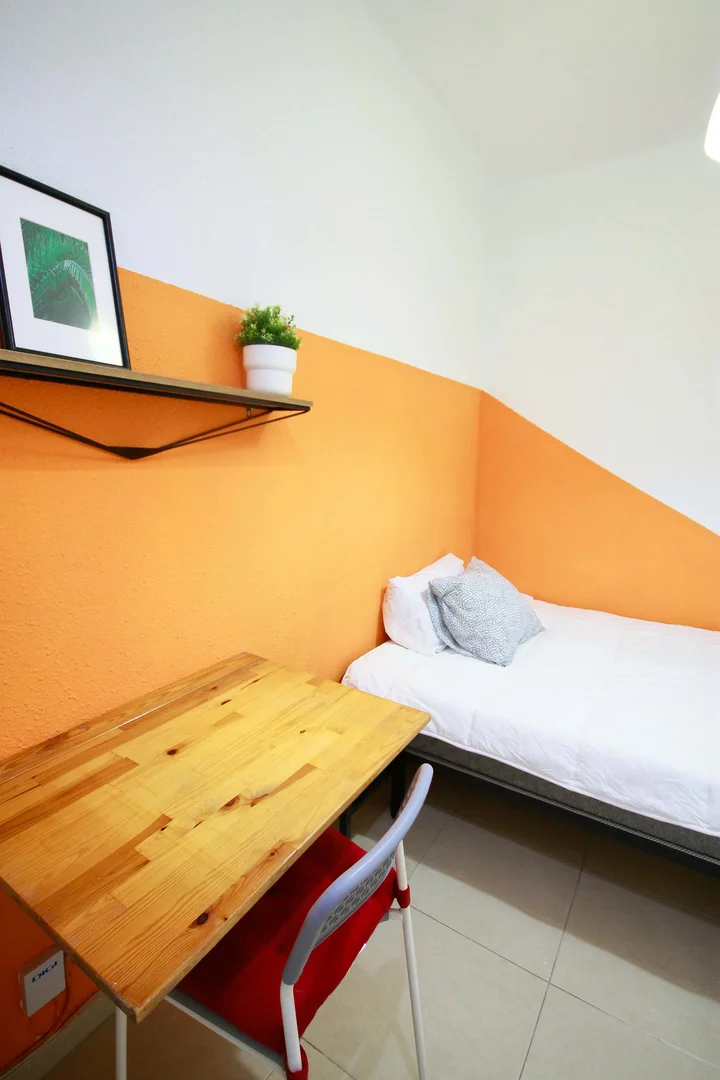 Quarto de estudante luminoso e arejado com acesso fácil à universidade em 