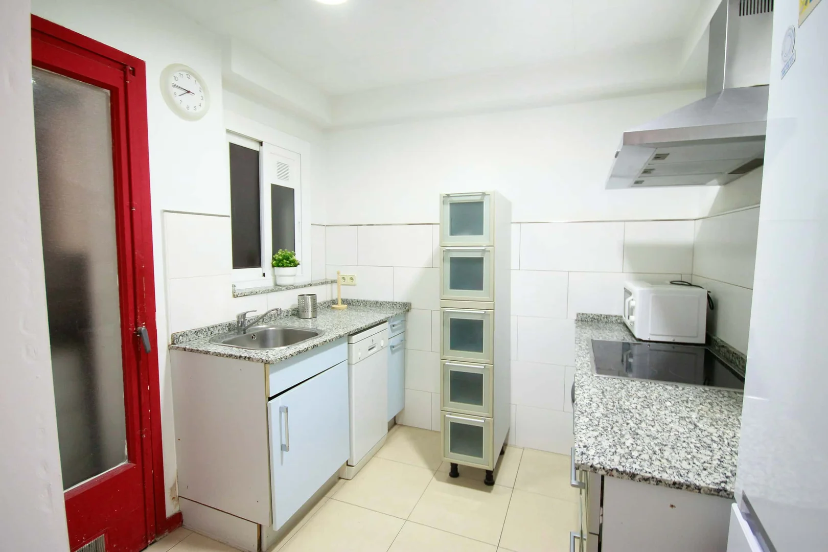 Quarto acessível para estudantes com iluminação ampla em 
