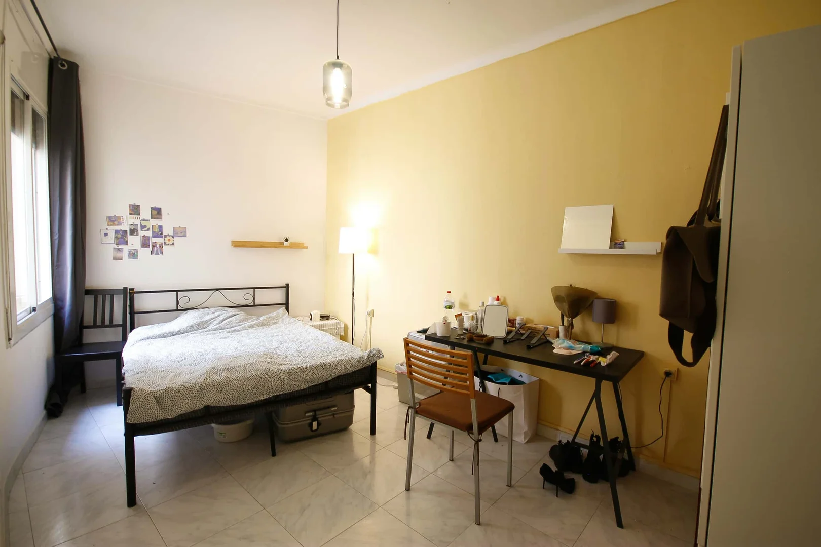 Camera per studenti in con area studio e servizi in comune