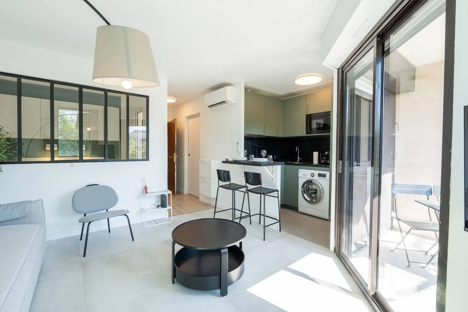 Bright and airy student room with easy university access in 