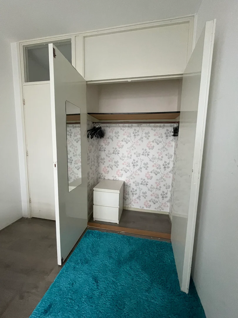 Confortevole e spaziosa stanza per studenti in 