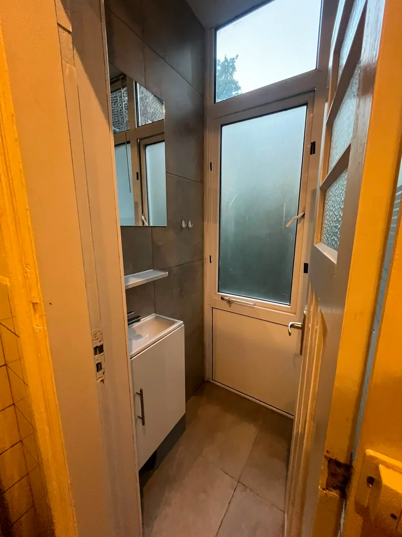 Room for rent in student apartment in , fully furnished