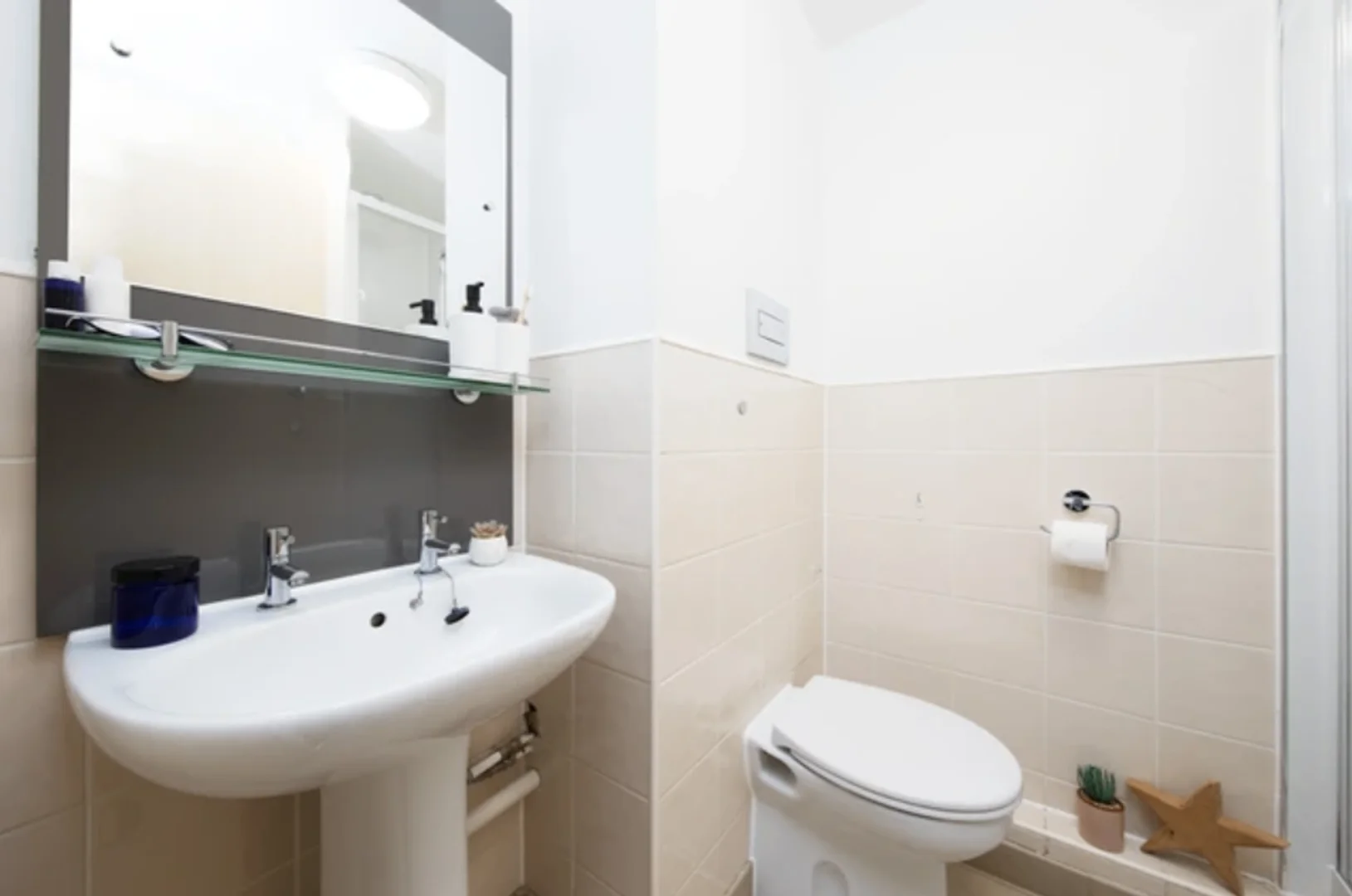 Habitación estudiantil económica cerca del campus en 