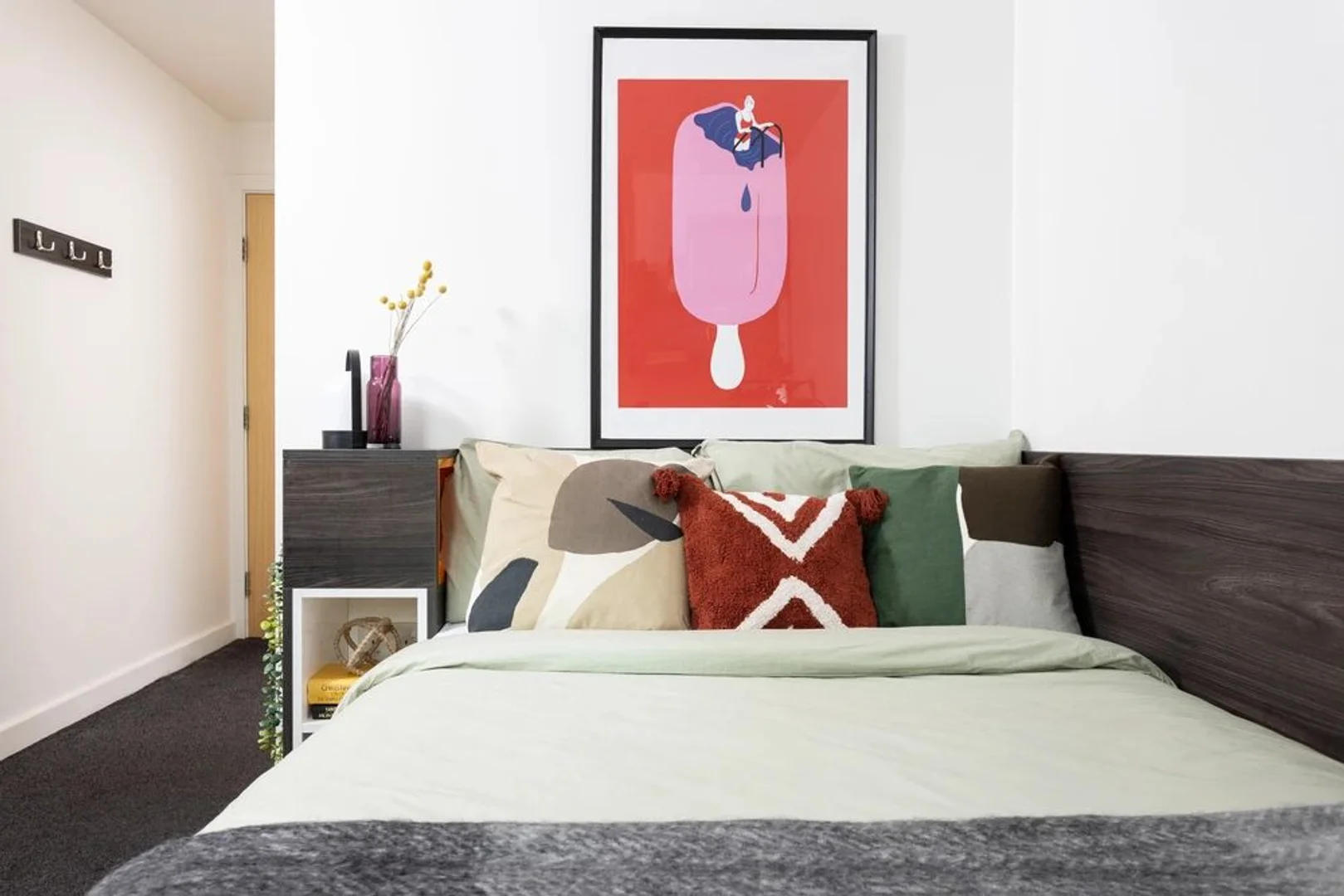 Habitación estudiantil luminosa y aireada con fácil acceso a la universidad en 