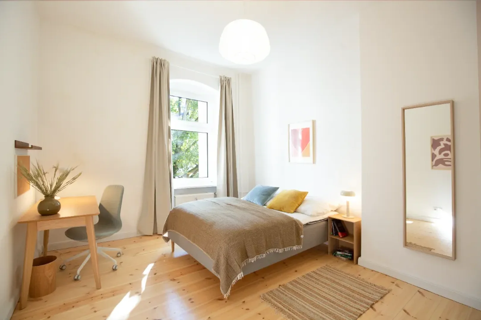 Bright and airy student room with easy university access in 