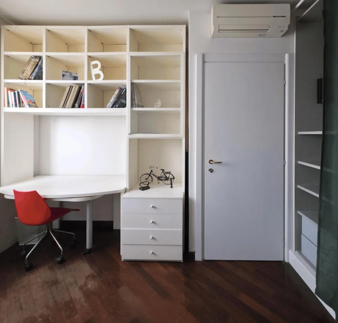 Funktionelles Studentenzimmer perfekt zum Studieren in
