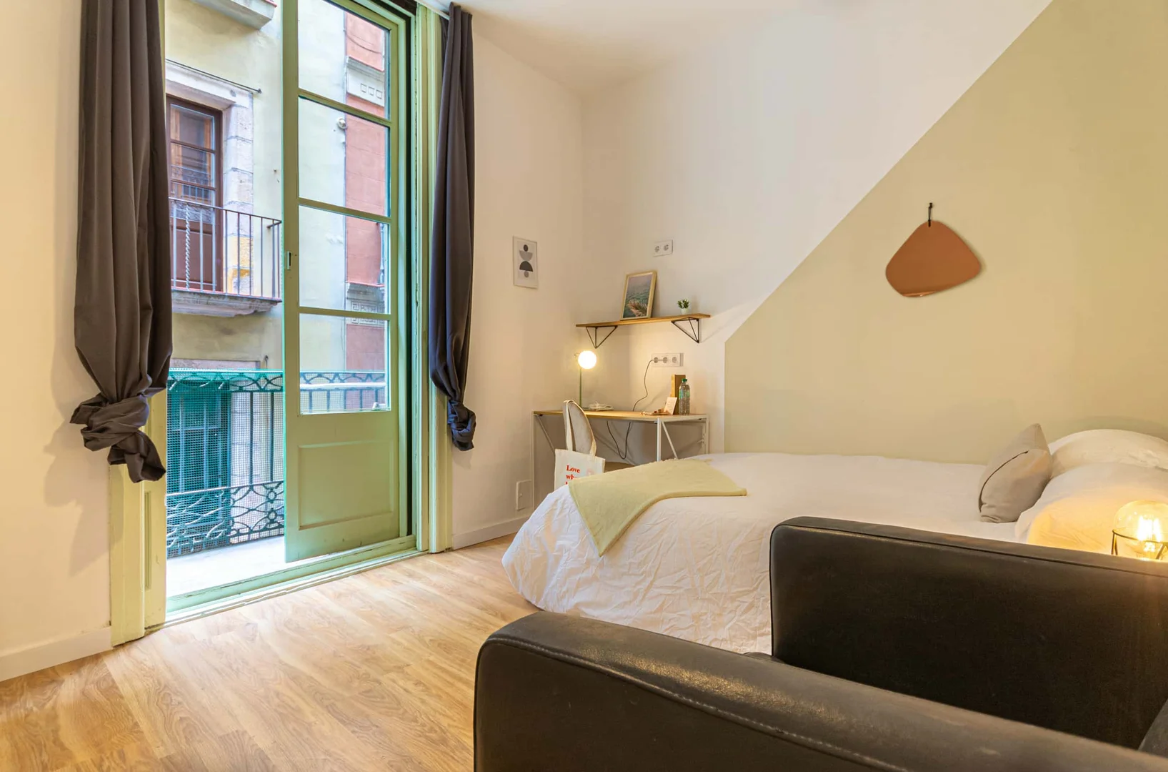 Bright and airy student room with easy university access in 