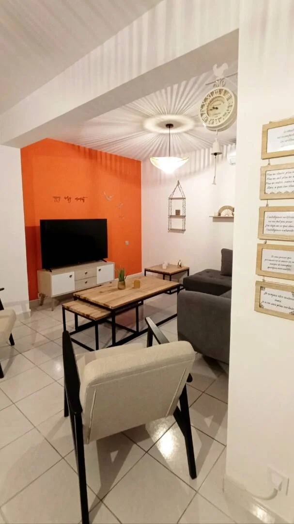 Quarto acessível para estudantes com iluminação ampla em 