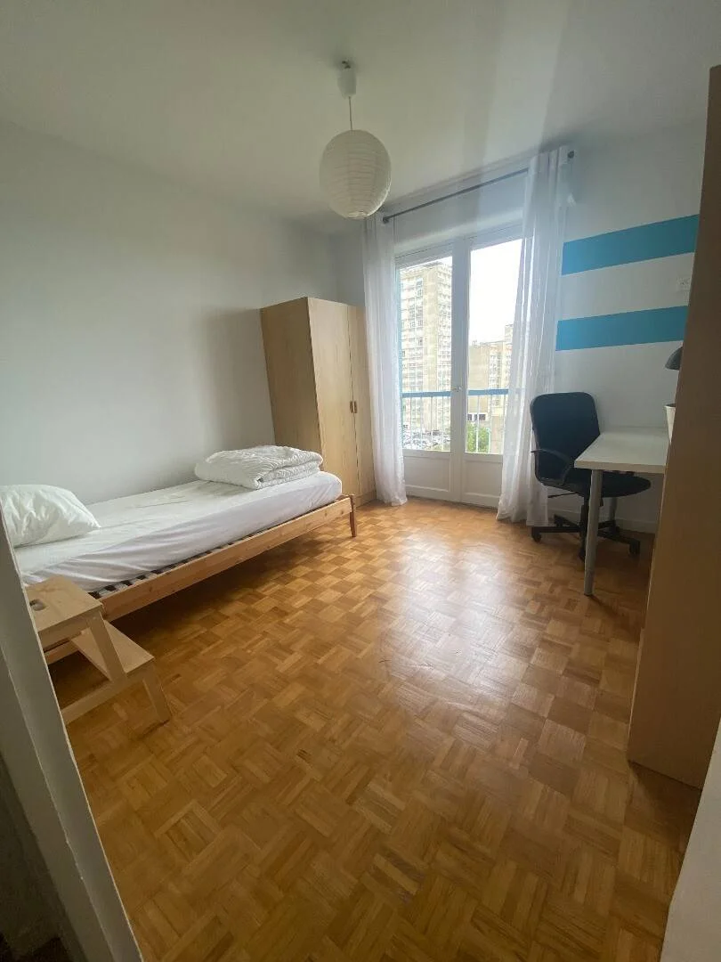Quarto de estudante luminoso e arejado com acesso fácil à universidade em 