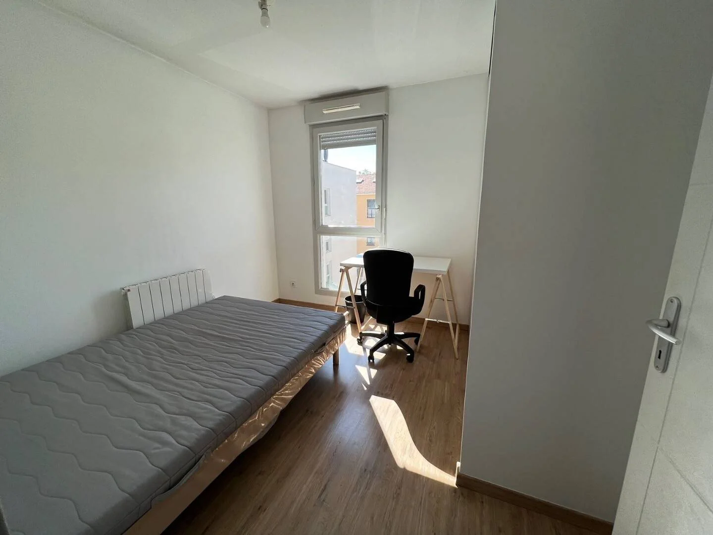 Niedrogi pokój dla studentów z dużym oświetleniem w 
