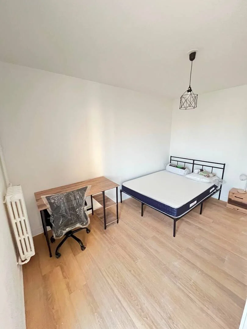 Chambre d'étudiant lumineuse et aérée avec accès facile à l'université dans 