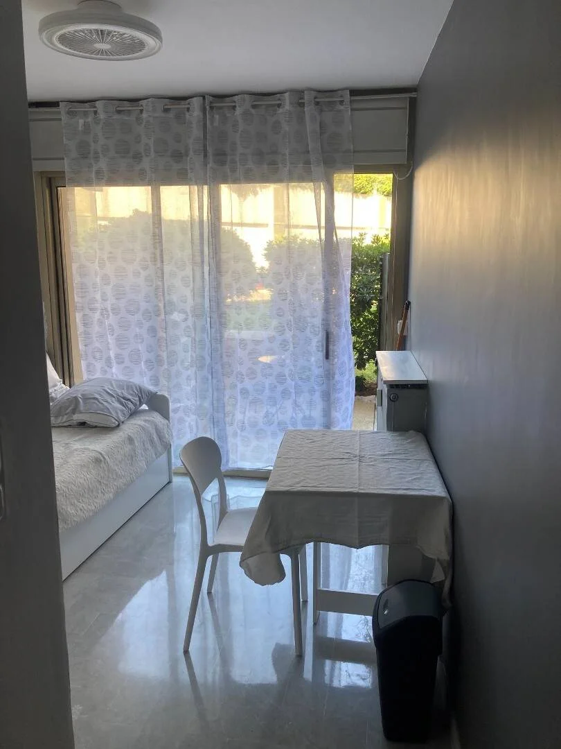 Affordable room for students with ample lighting in 