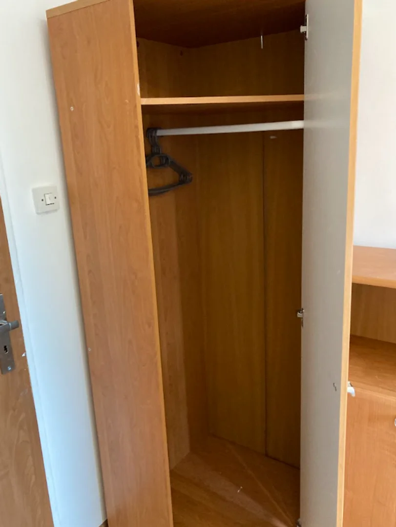 'da öğrenciler için yeterli aydınlatmaya sahip uygun fiyatlı oda