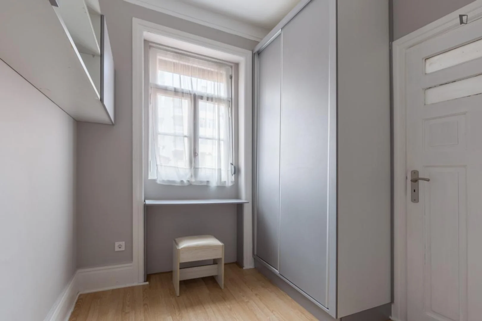 Quarto de estudante luminoso e arejado com acesso fácil à universidade em 