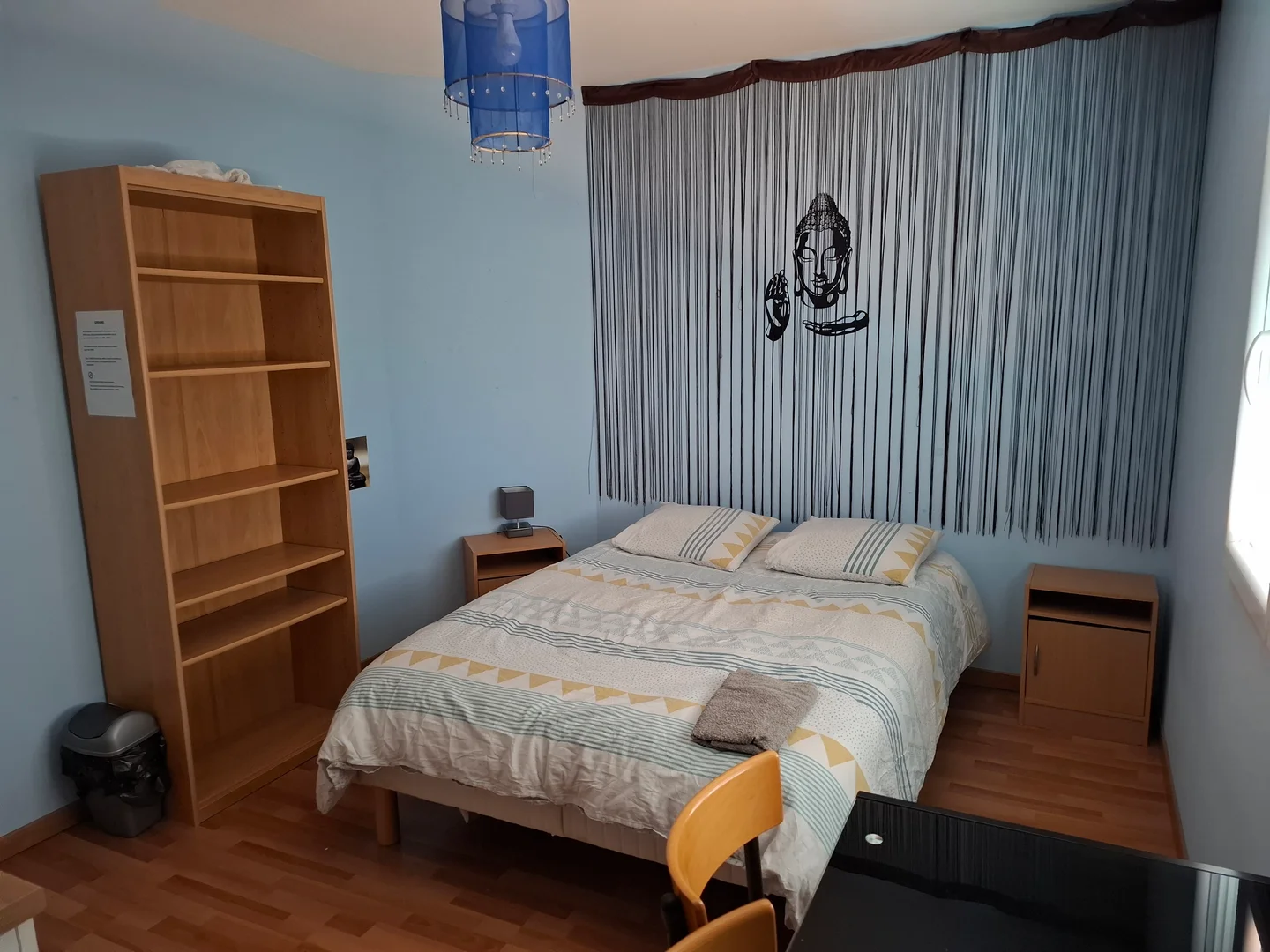 Camera per studenti in con area studio e servizi in comune