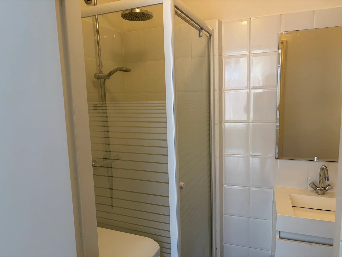 Chic studio apartment near campus in 