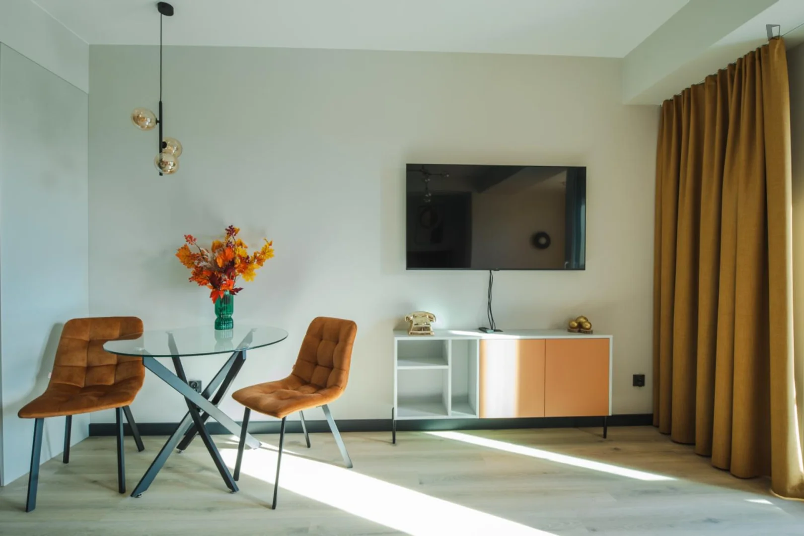 Apartamento estúdio acessível com características essenciais em