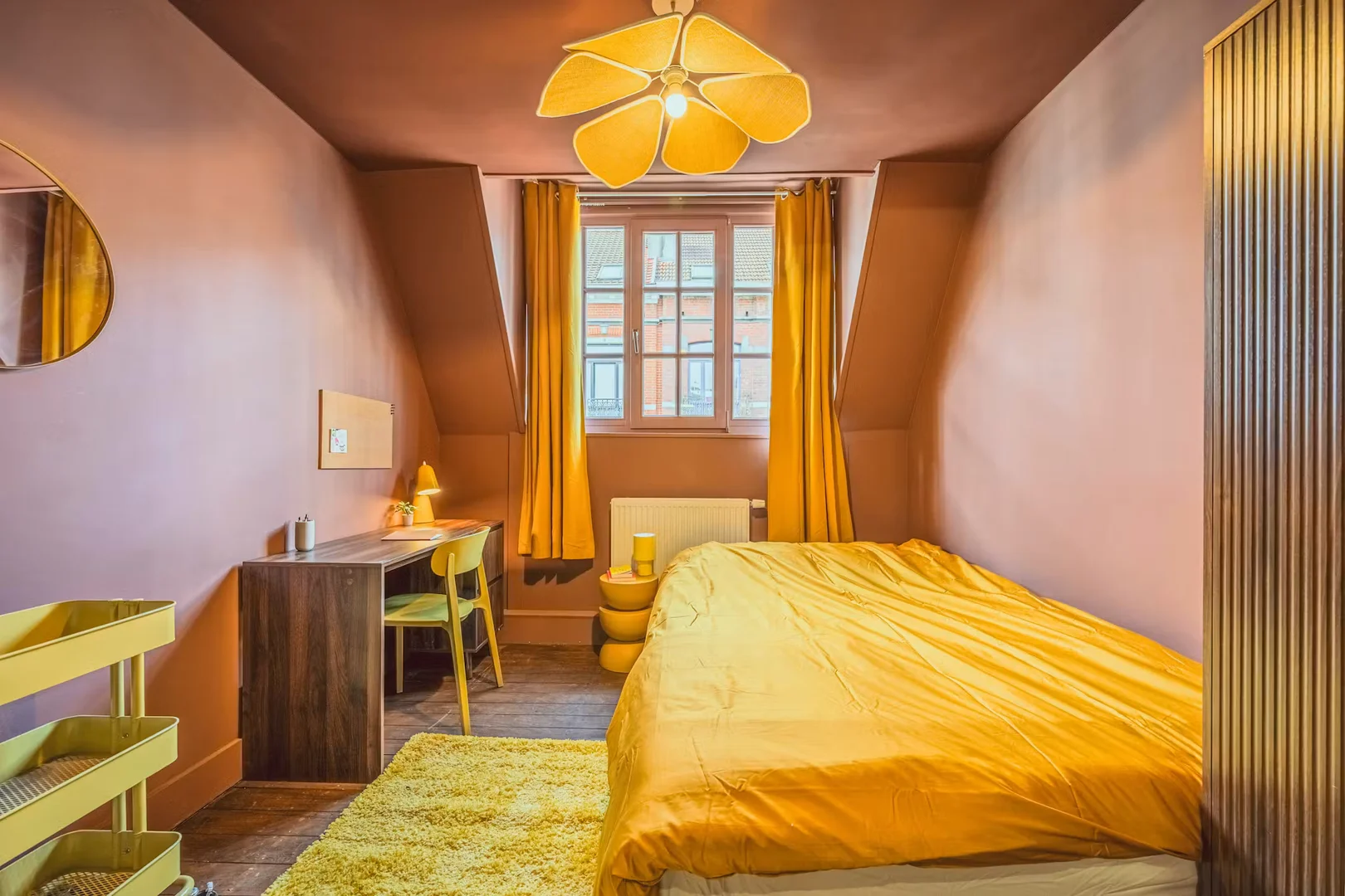 Quarto de estudante em  com área de estudo e instalações partilhadas