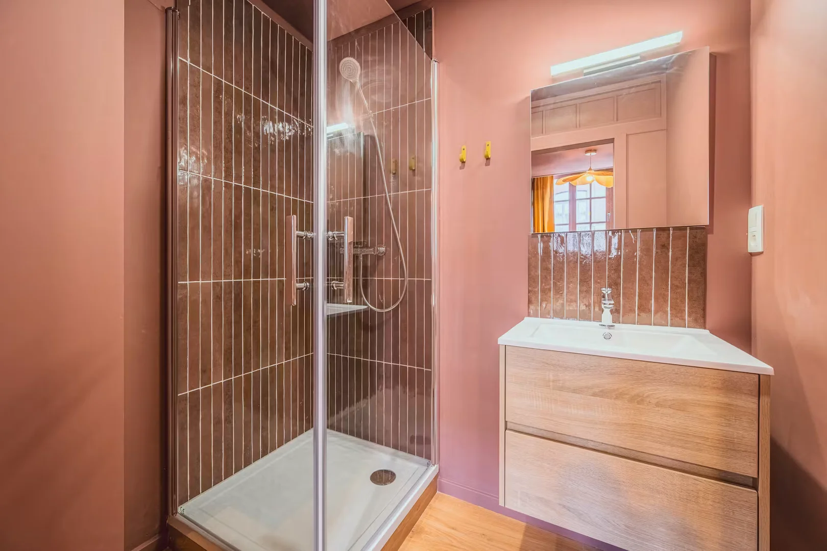 Quarto acessível para estudantes com iluminação ampla em 