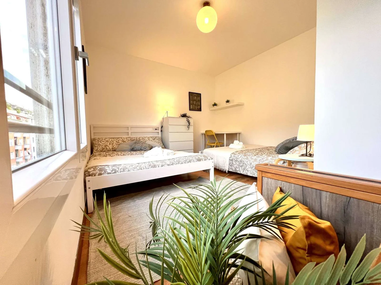 Habitación estudiantil funcional perfecta para estudiar en 