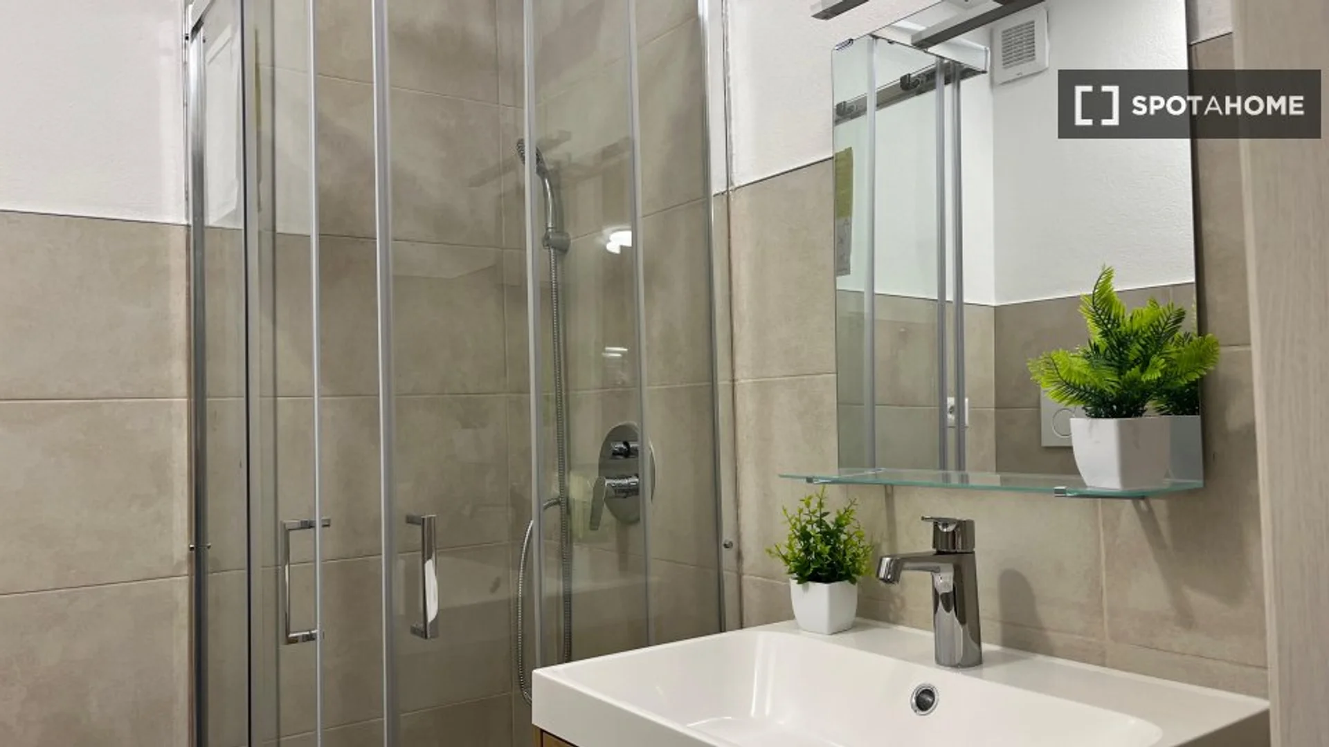 Habitación en apartamento estudiantil en alquiler en , completamente amueblado