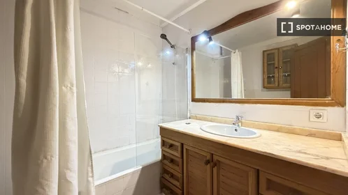 Private room at Carrer d'Indalecio Prieto, image 8 of 17