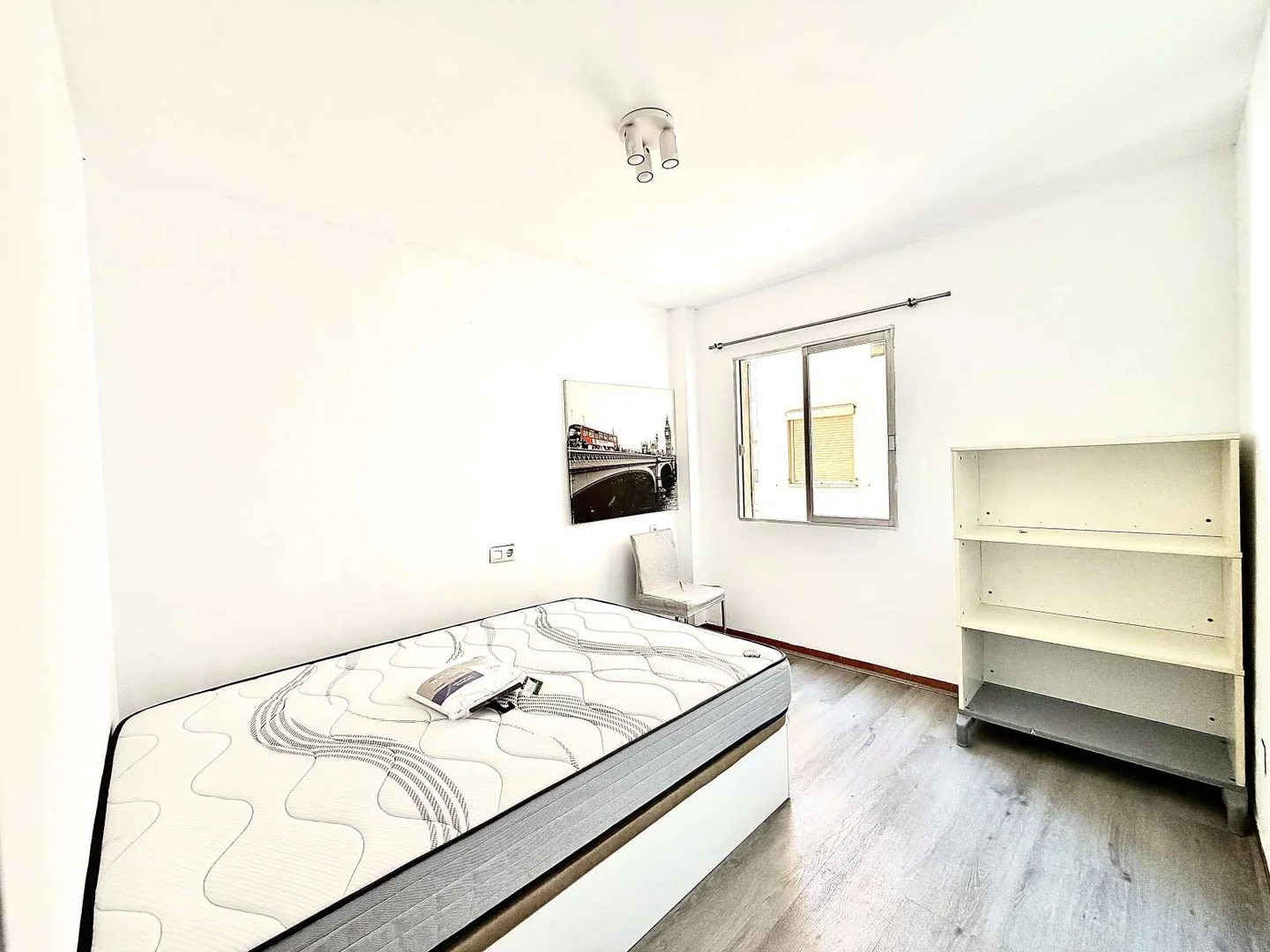 Student-friendly room in  with modern amenities