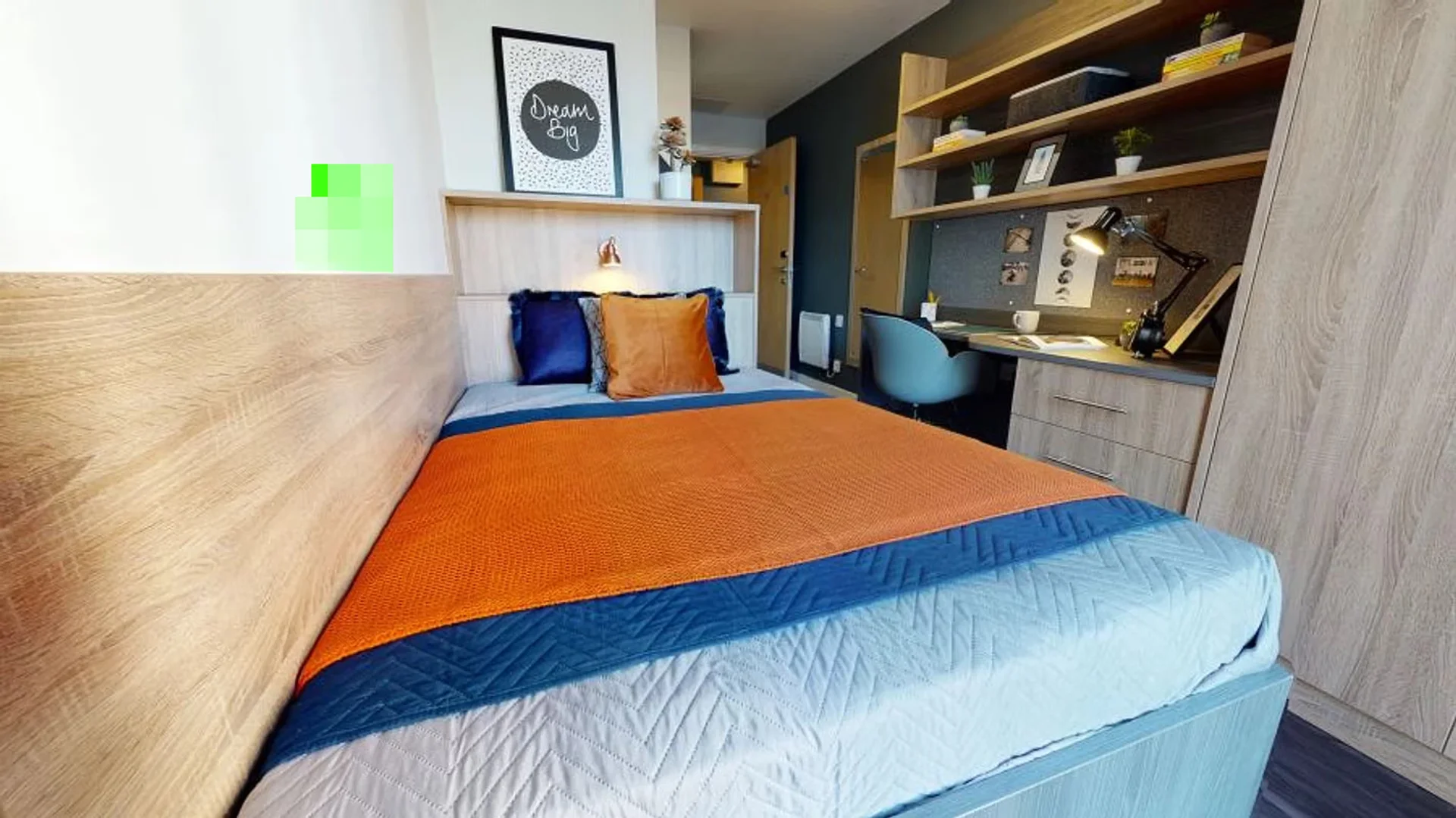 Quarto de estudante em  com área de estudo e instalações partilhadas