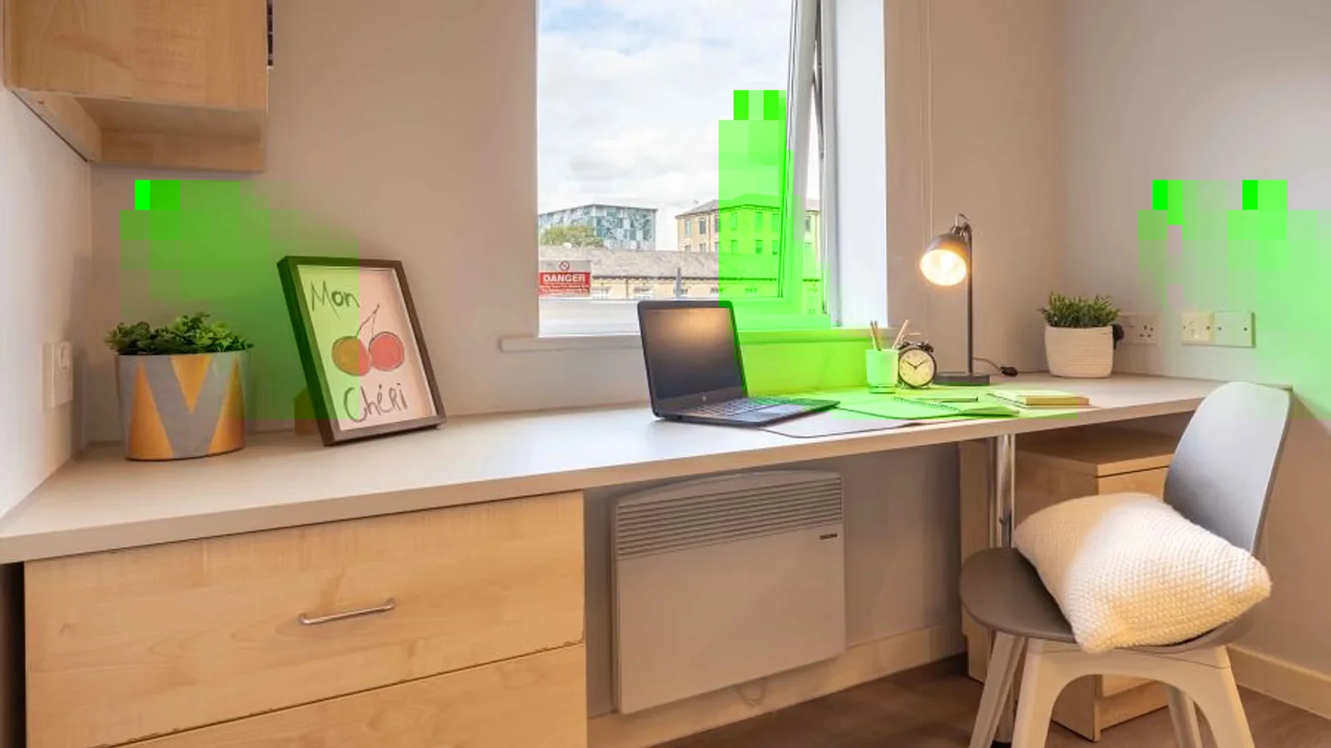 Quarto acessível para estudantes com iluminação ampla em 