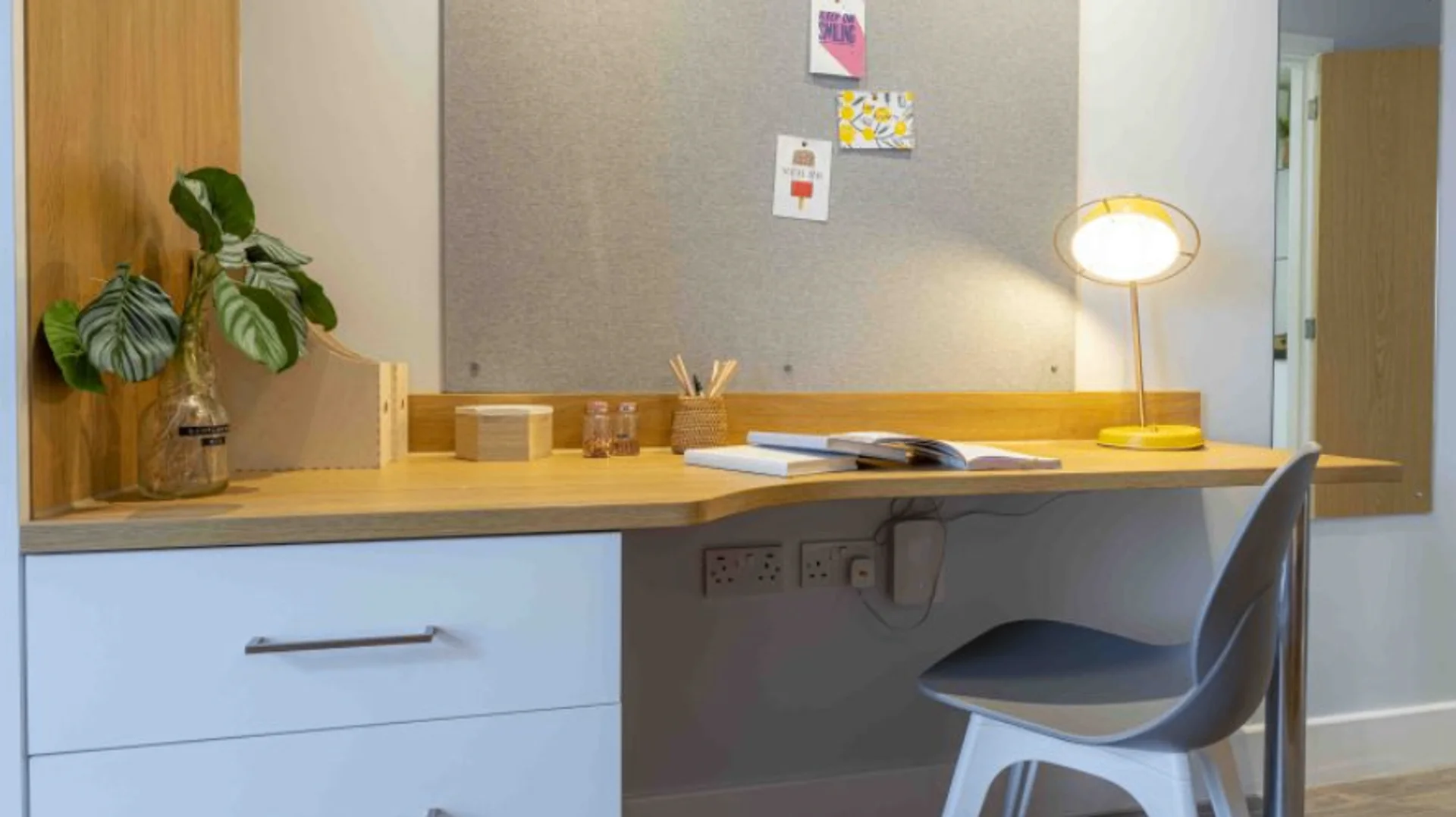 Quarto acessível para estudantes com iluminação ampla em