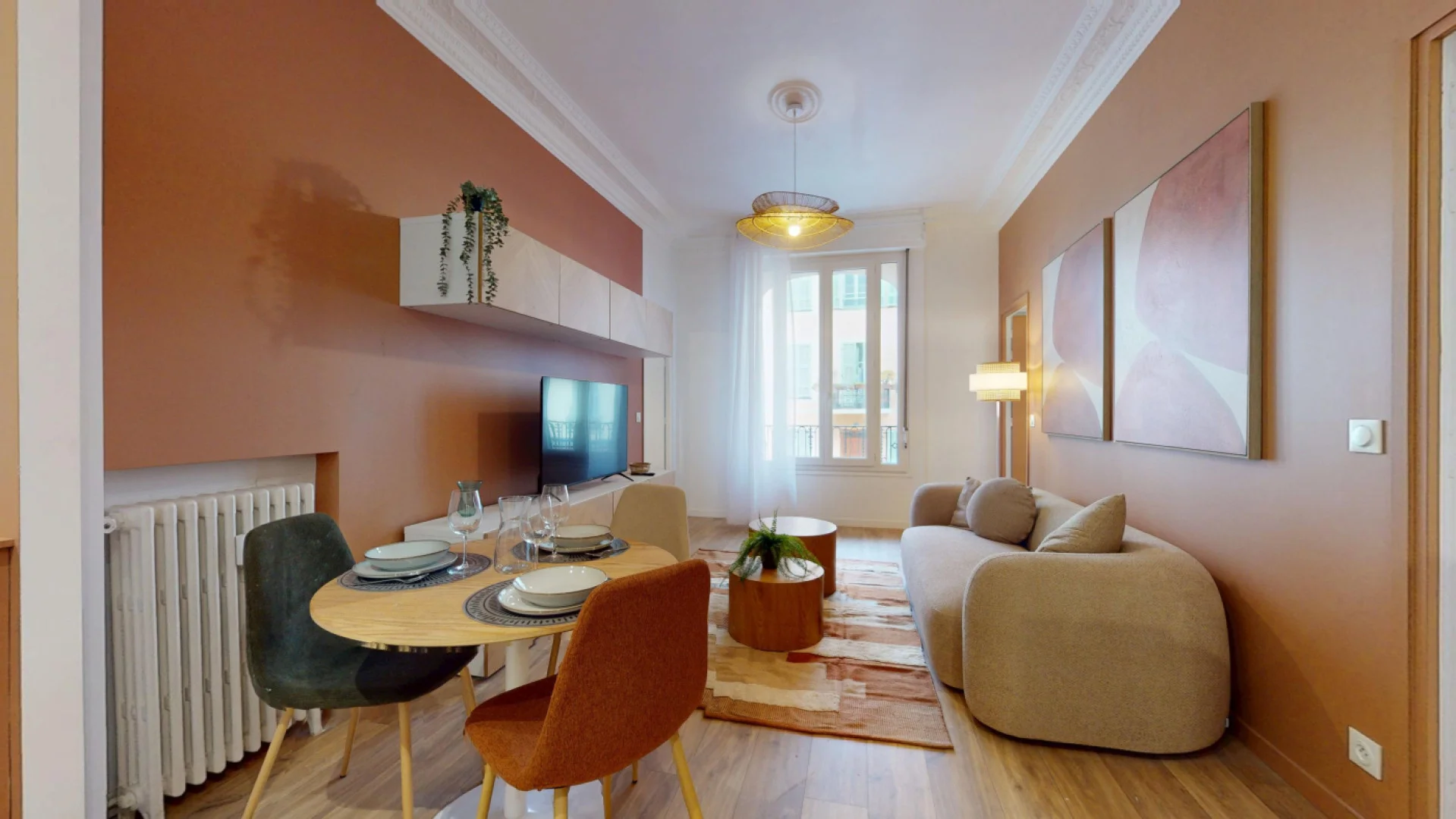 Habitación estudiantil luminosa y aireada con fácil acceso a la universidad en 