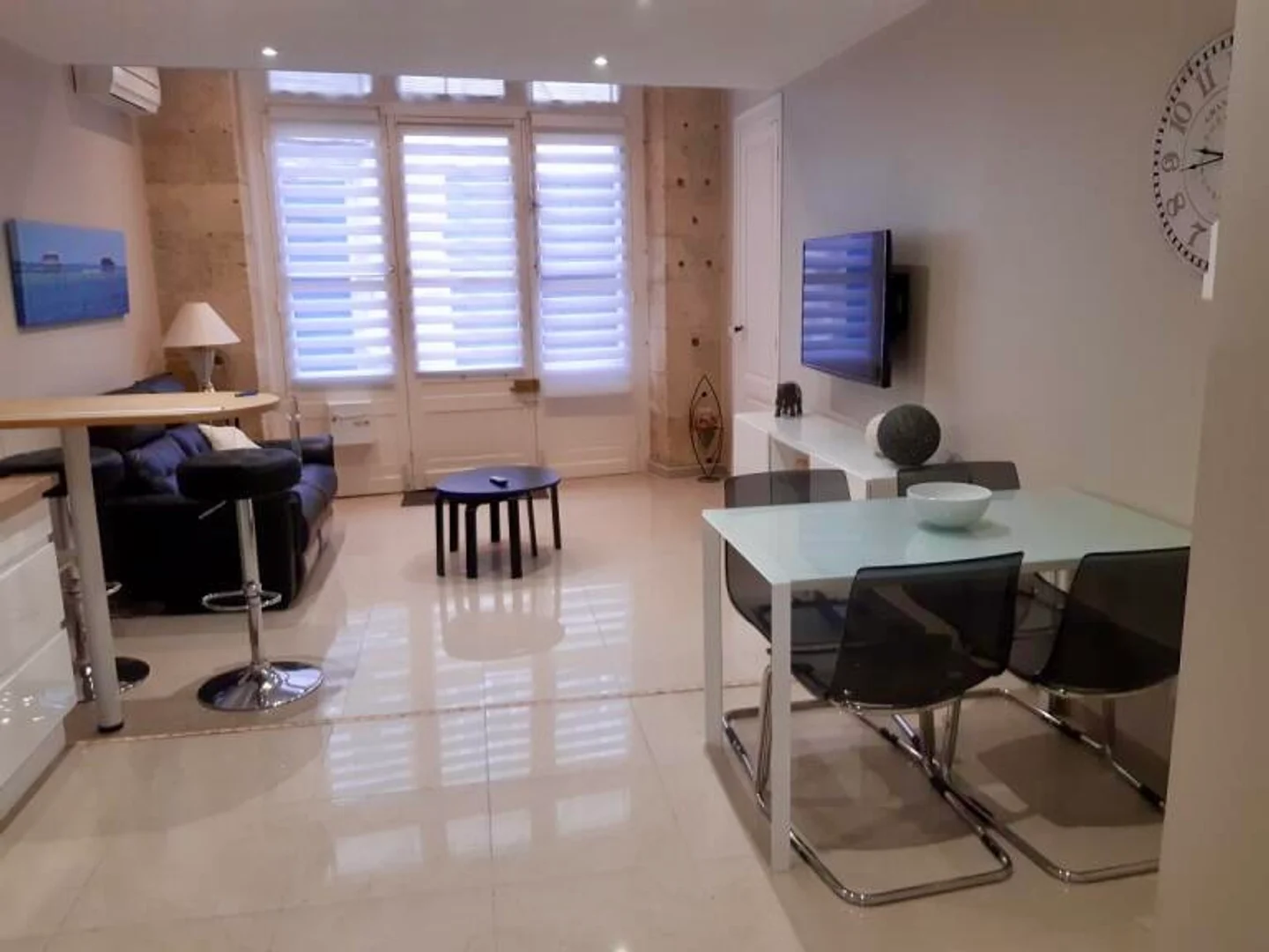 Apartamento estúdio totalmente equipado para estudantes em 