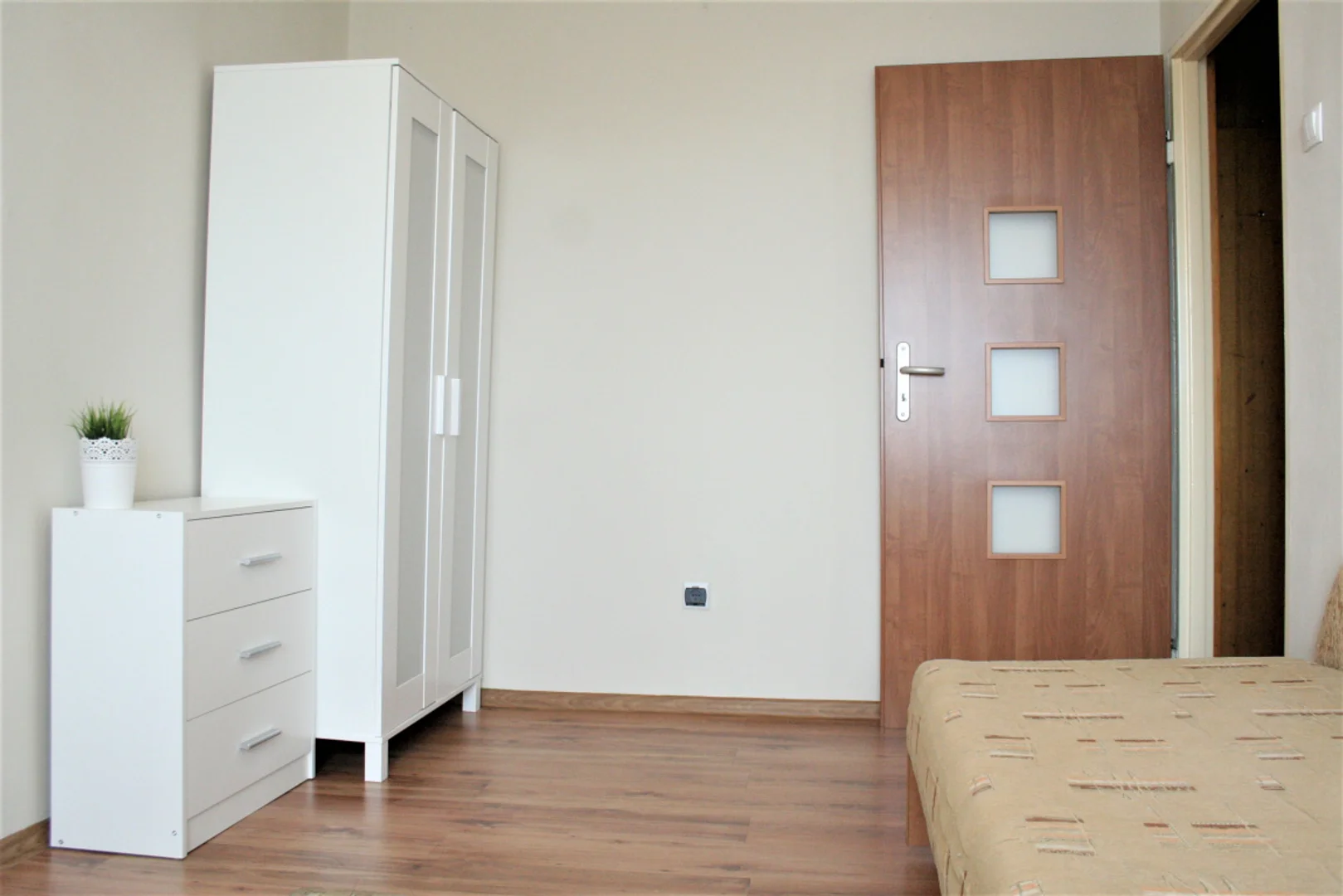 'de öğrenci dairesinde, tamamen mobilyalı kiralık oda