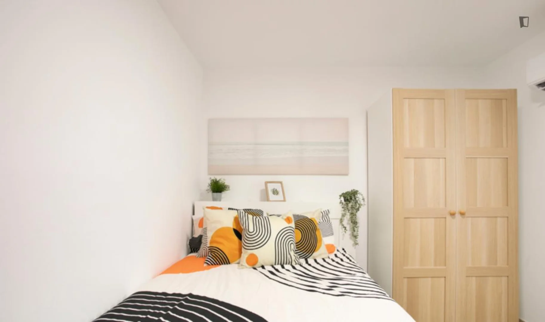 Habitación asequible para estudiantes con buena iluminación en